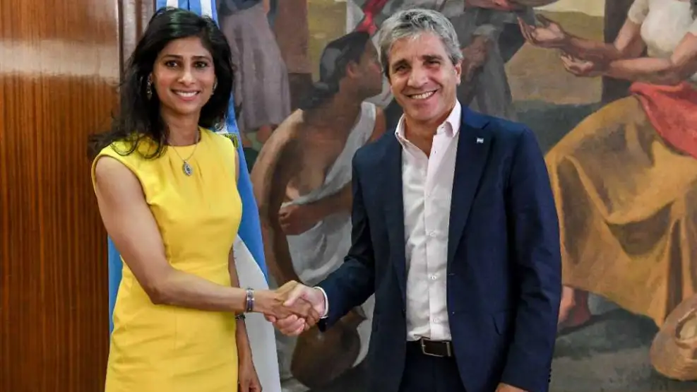 la-subdirectora-gerente-del-fmi-gita-gopinath-y-el-ministro-de-economia-luis-caputo-1759877 (1)