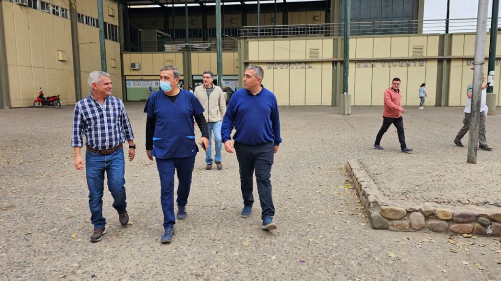 97318-el-ministro-mangione-anuncio-la-incorporacion-de-ocho-profesionales-para-el-hospital-de-oran