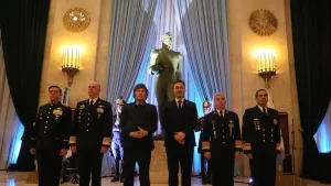 javier-milei-el-acto-ascenso-efectivos-las-ffaa-el-edificio-libertador-junto-al-ministro-defensa-luis-petri-foto-presidenciajfif