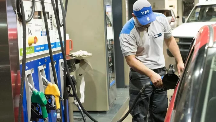 2024-09-25_11-13-en-octubre-por-la-caida-del-barril-de-petroleo-bajan-hasta-3-las-naftas-y-el-gasoil-696x392