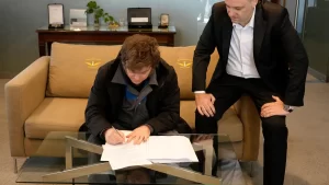 javier-milei-firmo-el-proyecto-reforma-laboral-apenas-arribo-oslo-manuel-adorni-lo-envio-al-senado-su-tratamiento-foto-presidencia