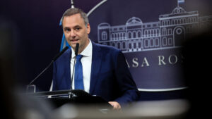 2026-01-20_18-08-los-funcionarios-nacionales-ya-podran-viajar-en-primera-clase (1)