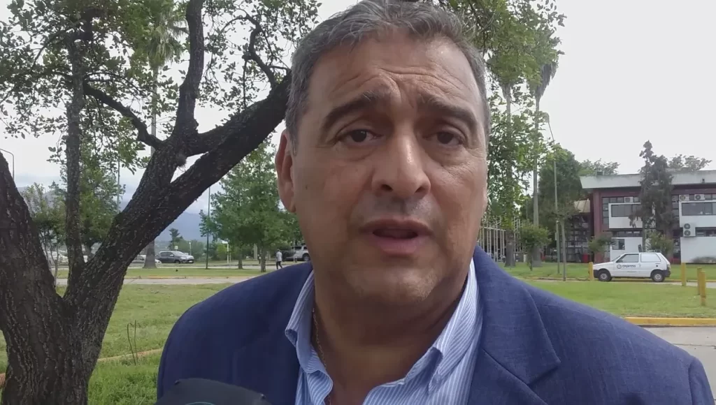 2026-01-29_20-14-el-ministro-mangione-denuncio-que-medicos-ponian-el-dedo-y-se-iban-a-nadar (1)