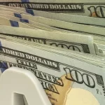 ámbito  / El dólar oficial volvió a subir y cerró en máximos de más de dos semanas