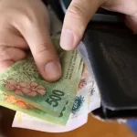 ámbito  / La otra cara de la economía: bajos salarios, alto nivel de endeudamiento y pesimismo