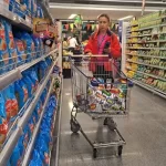 ámbito  / La canasta básica subió 2,7% en febrero: una familia necesitó casi $1.400.000 para no ser pobre