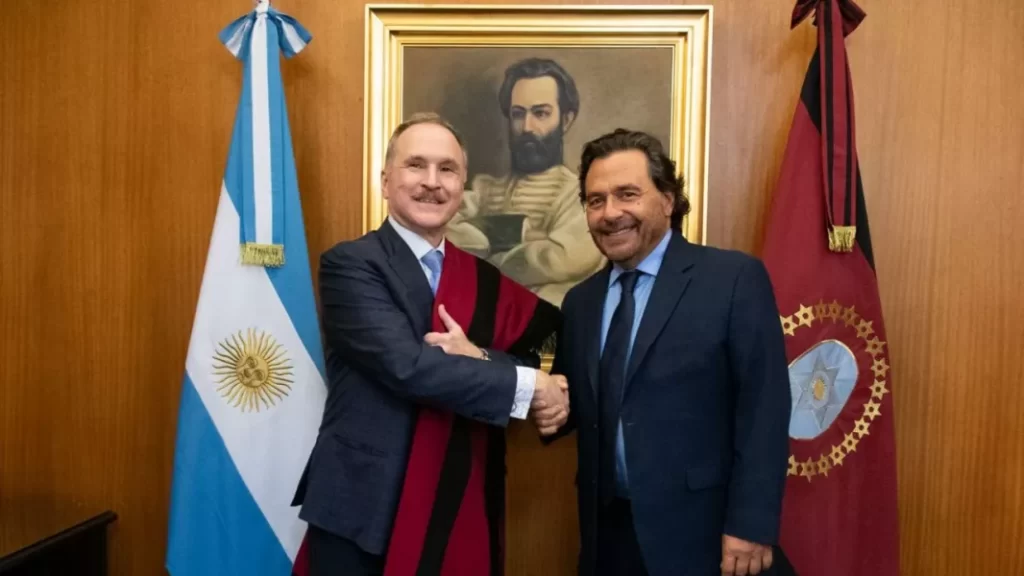 107375-el-gobernador-saenz-recibio-al-embajador-de-estados-unidos-en-su-primera-visita-oficial-al-interior-del-pais-20260418134741