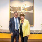 infobae   /Con la inflación en alza, Caputo aterriza en Washington para cerrar la negociación con el FMI y obtener fondos frescos del Banco Mundial