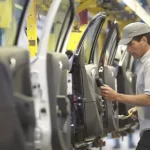 ámbito   / La producción automotriz frenó la caída en marzo, pero cerró el primer trimestre con un derrumbe de casi 20%