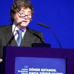 ámbito   / La caída en la aprobación del Gobierno encuentra un nuevo piso, pero no repunta: qué dicen las encuestas