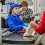 ámbito  / Empleados de Comercio acordaron un aumento del 5,7% y un bono de $50.000
