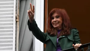 cristina-kirchner-el-balcon-de-su-casa-11062026-2258843