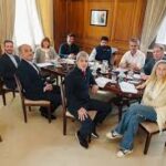 infobae  / Javier Milei reunió al Gabinete con un temario de alto voltaje: el proyecto de Malvinas, Ley de Mercado de Capitales y la situación económica