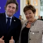 ámbito  / El acuerdo con el FMI bajo presión: la «motosierra» de Milei se agota y pone en riesgo la meta fiscal