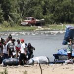 LML   / Cientos de bolivianos invaden las estaciones de servicio en la frontera norte