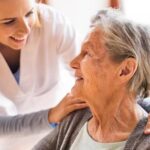 BAE Negocios  / Empleadas domésticas: cuánto cobra una cuidadora de adultos en octubre 2026